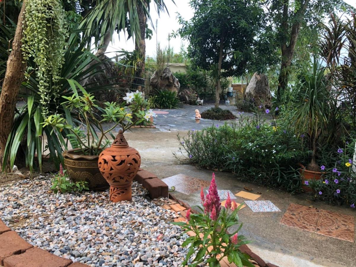 Ruen Thai Ban Rim Nam Rumah tetamu