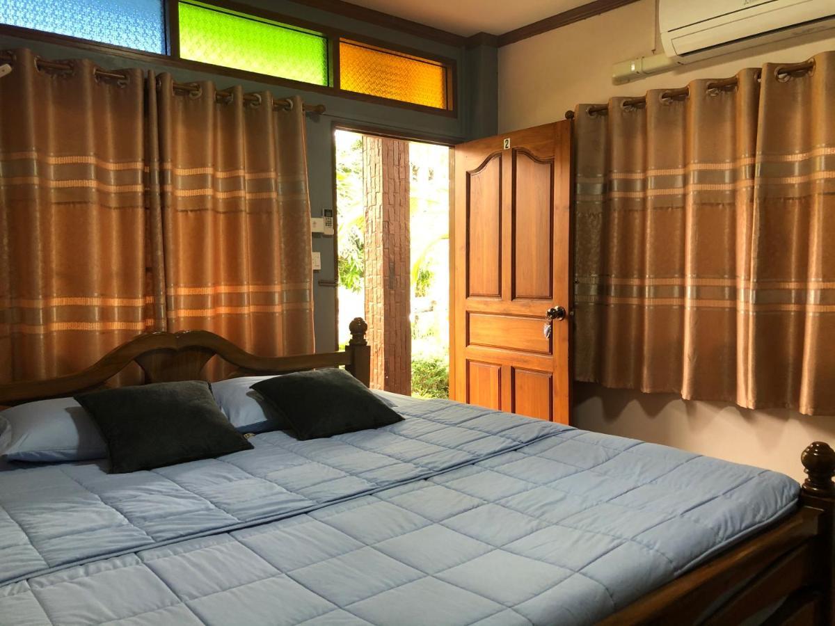 Ruen Thai Ban Rim Nam Kamphaeng Phet