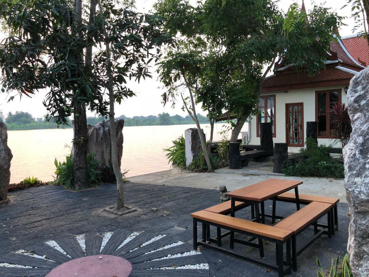 Ruen Thai Ban Rim Nam Kamphaeng Phet