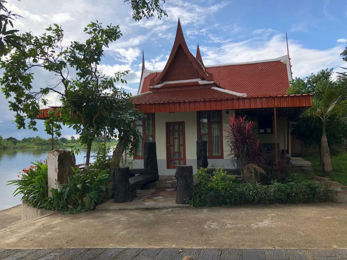 Ruen Thai Ban Rim Nam *