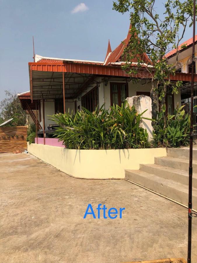 Ruen Thai Ban Rim Nam Rumah tetamu *